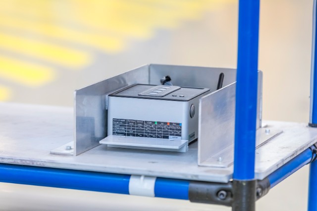 AirBOX sedang digunakan, pemantauan komponen seluler pada MDU (Material Delivery Unit). (Foto/©: Fraunhofer IFF)