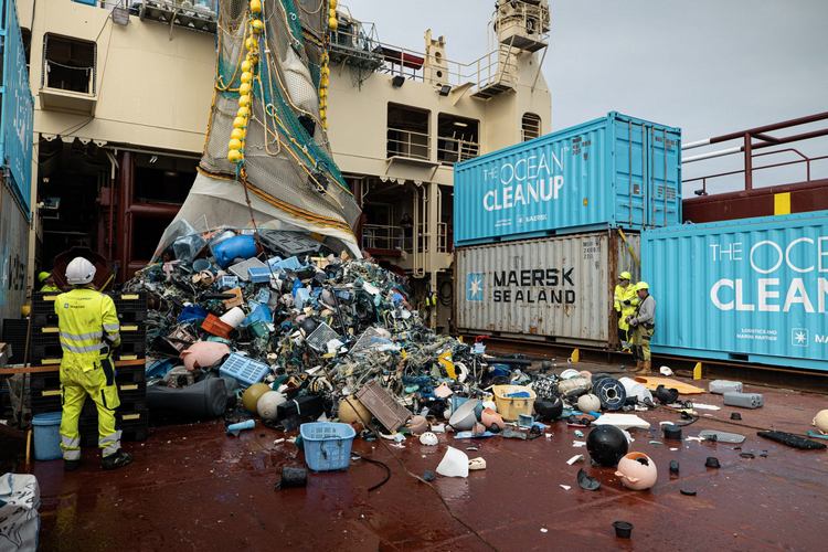 Bersihkan Sampah Plastik